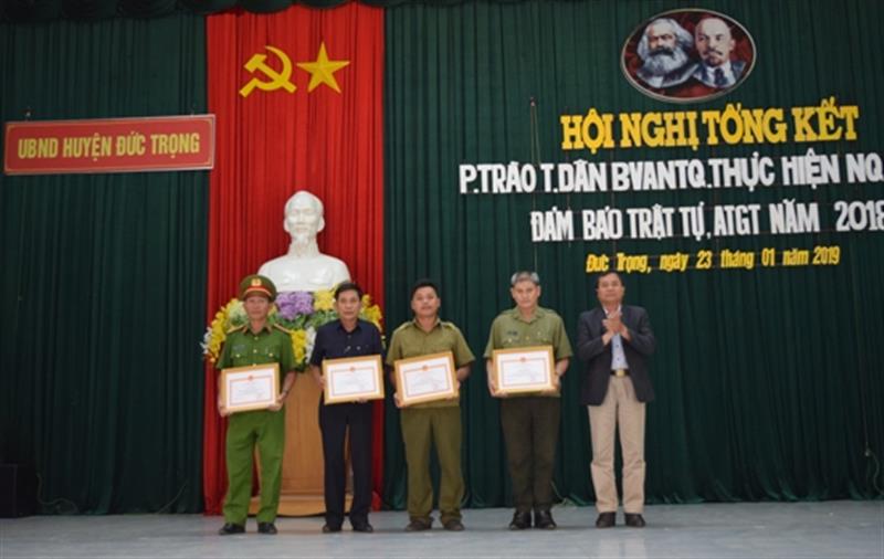 Các đồng chí lãnh đạo huyện trao Giấy khen của UBND huyện cho  các tập thể  và cá nhân có thành tích xuất sắc trong phong trào Toàn dân bảo vệ an ninh Tổ quốc