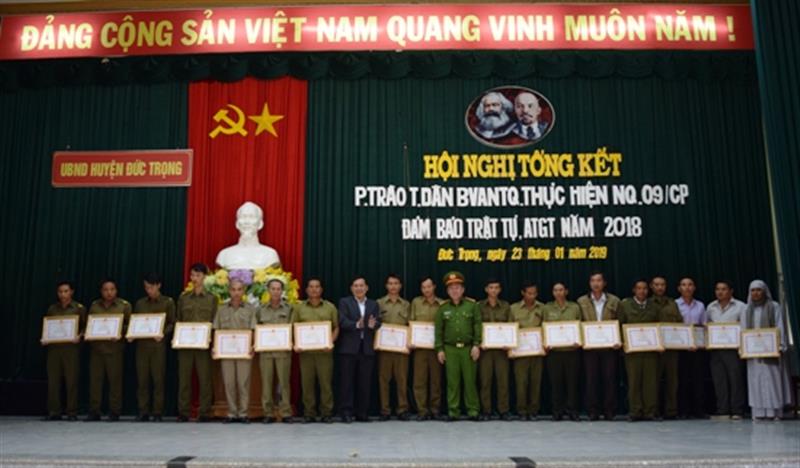 Các đồng chí lãnh đạo huyện trao Giấy khen của UBND huyện cho  các tập thể  và cá nhân có thành tích xuất sắc trong phong trào Toàn dân bảo vệ an ninh Tổ quốc