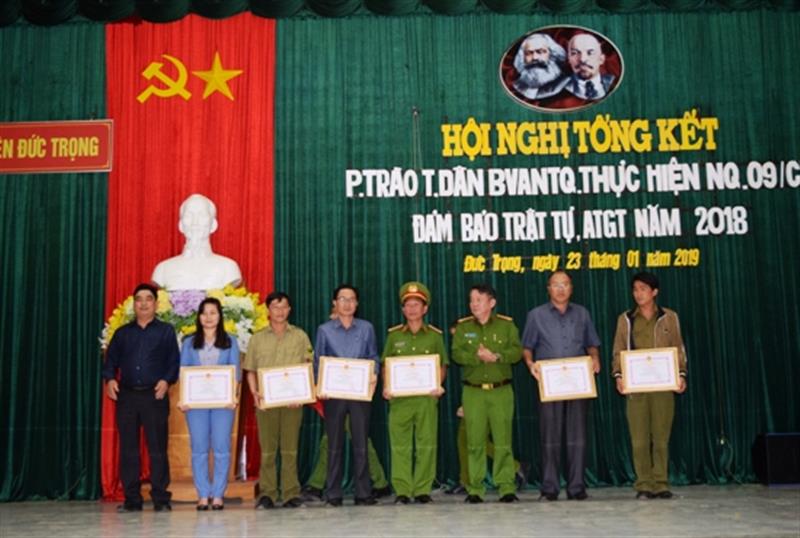 Các đồng chí lãnh đạo huyện trao Giấy khen của UBND huyện cho  các tập thể  và cá nhân có thành tích xuất sắc trong phong trào Toàn dân bảo vệ an ninh Tổ quốc