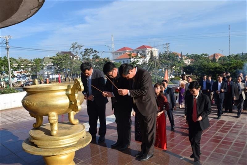 Đoàn đại biểu lãnh đạo Huyện ủy – HĐND – UBND – UBMTTQVN và các phòng ban, đơn vị huyện thành kính dâng hương