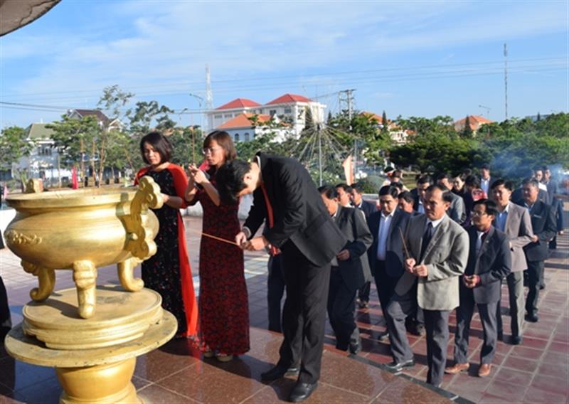 Đoàn đại biểu lãnh đạo Huyện ủy – HĐND – UBND – UBMTTQVN và các phòng ban, đơn vị huyện thành kính dâng hương