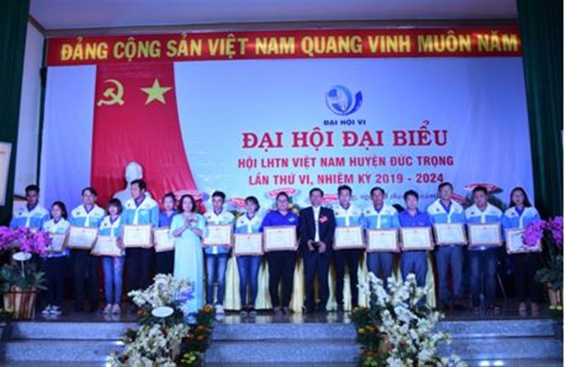 Đ/c Nguyễn Quang Minh – UVBTVHU, Chủ tịch HĐND huyện và đ/c Phạm Thị Thanh Thuý – HUV, Phó Chủ tịch UBND huyện trao Giấy khen của UBND huyện cho các tập thể và cá nhân