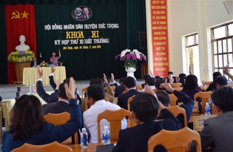 Các đại biểu HĐND huyện biểu quyết thông qua các tờ trình tại kỳ họp