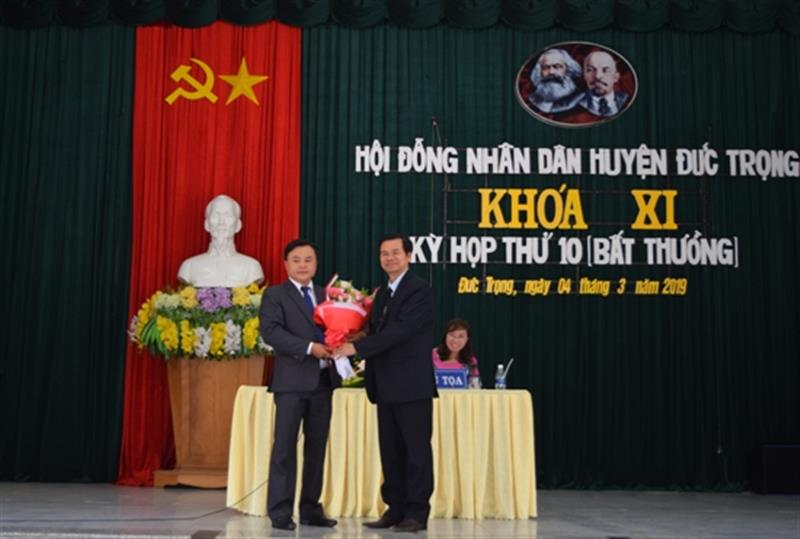 Đ/c Nguyễn Quang Minh – UVBTV Huyện ủy, Chủ tịch HĐND huyện Đức Trọng tặng hoa chúc mừng đ/c Lê Nguyên Hoàng đã được tín nhiệm bầu giữ chức Phó Chủ tịch UBND huyện nhiệm kỳ 2016-2021