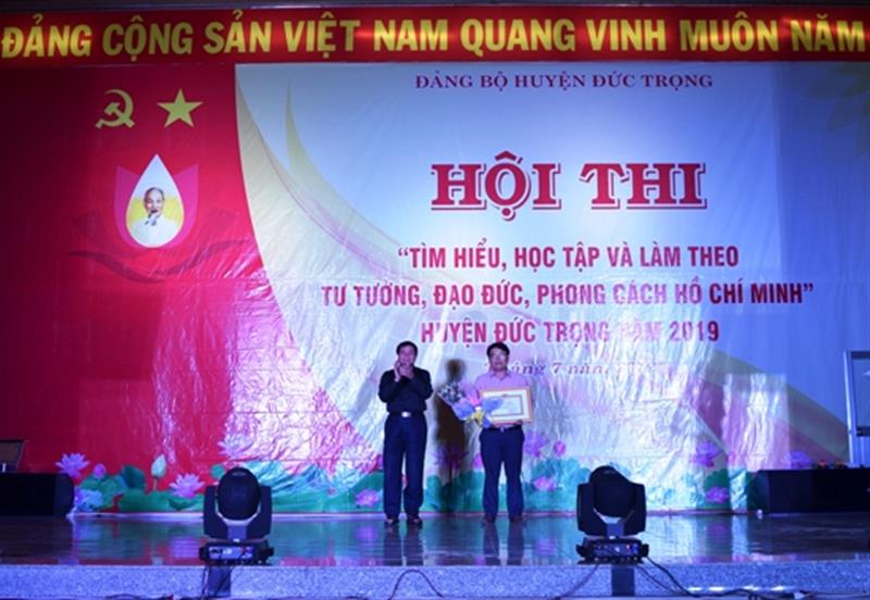 Đ/c Đỗ Minh Thế - Phó Bí thư thường trực Huyện ủy, Trưởng ban tổ chức Hội thi trao Giải Nhất cho Liên Chi bộ HĐND-Thanh tra tư pháp-Phòng Văn hóa – Thông tin – Trung tâm VHTT&TT huyện