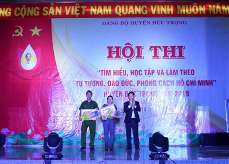 Đ/c Võ Văn Hải – UVBTVHU, Trường Ban Tuyên giáo Huyện ủy trao giải Nhì cho Đảng ủy Công an huyện và Đảng ủy Thị trấn Liên Nghĩa