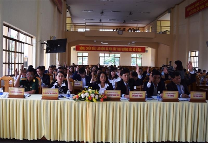 Đại biểu HĐND huyện biểu quyết thông qua nội dung các tờ trình