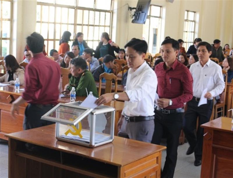 Tổ chức lấy phiếu tín nhiệm đối với thành viên UBND huyện 