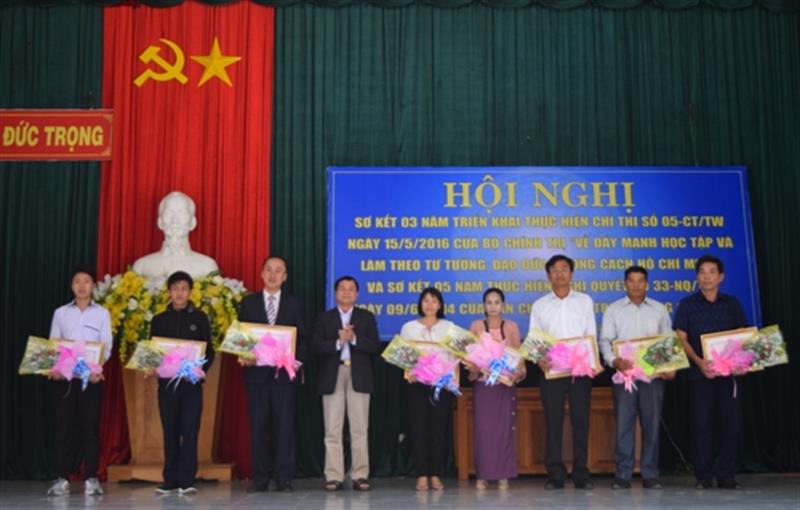 Đ/c Đỗ Minh Thế - Phó Bí thư Thường trực Huyện ủy trao Giấy khen của UBND huyện cho các cá nhân