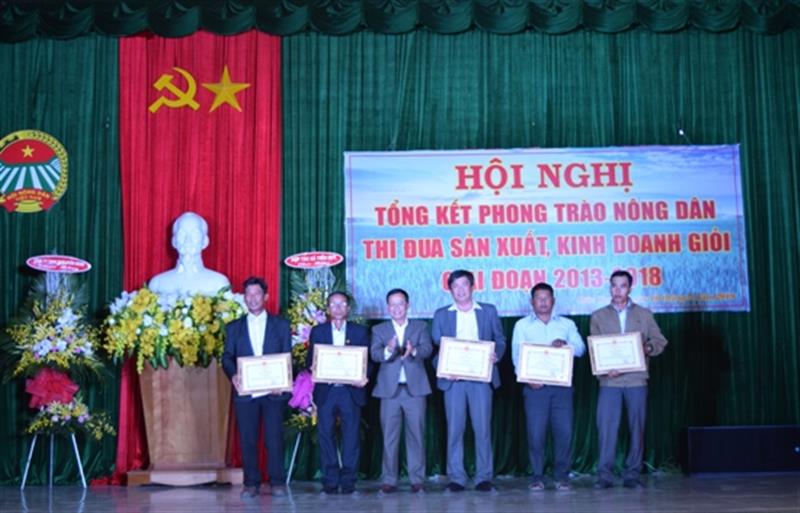 Đ/c  Lê Công Tuấn – UVBTVHU, Trưởng Ban Dân vận, Chủ tịch UBMTTQVN huyện trao Giấy khen của UBND huyện cho đại diện các tập thể