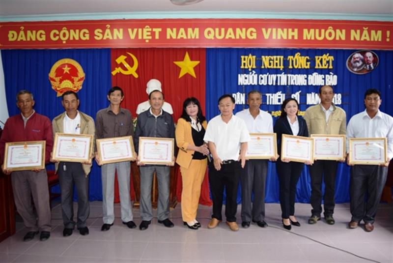 Đồng chí Huỳnh Thị Phúc – HUV, Phó Chủ tịch UBND huyện và đồng chí Lê Tự Hùng – HUV, Phó Chủ tịch UBMTTQVN huyện trao Giấy khen cho người có uy tín trong vùng đồng bào dân tộc thiểu số tiêu biểu năm 2018