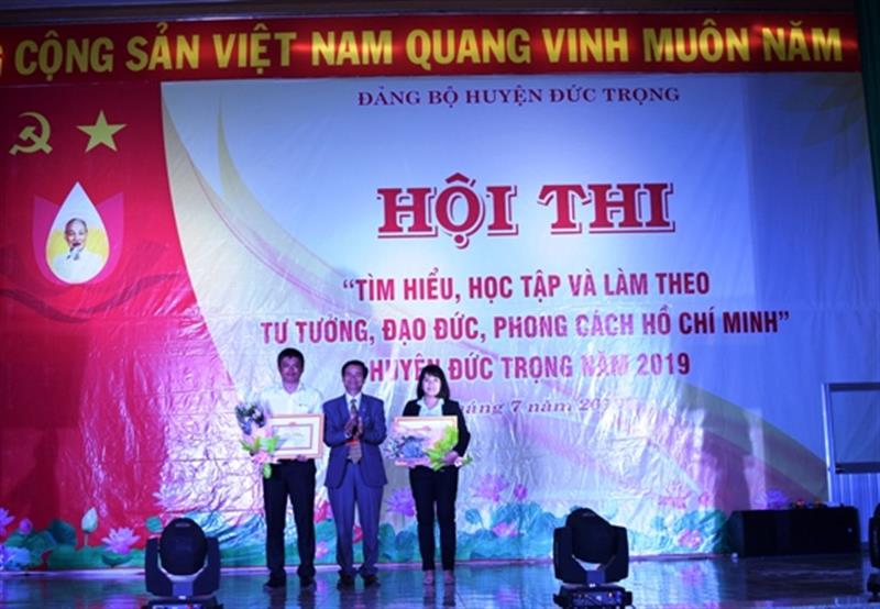 Đ/c Nguyễn Quang Minh – UVBTVHU, Chủ tịch HĐND huyện trao giải Ba cho Đảng ủy Trung tâm Quản lý Khai thác Công trình công cộng và Đảng ủy Ngân hàng Nông nghiệp