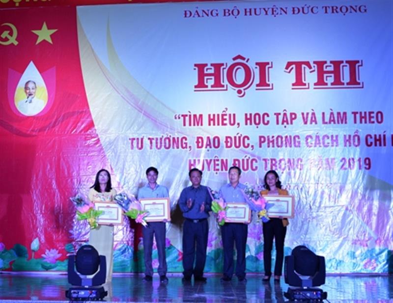 Đ/c Lê Hồng Khánh – UVBTVHU, Trưởng Ban Tổ chức HU trao giải khuyến khích cho các đơn vị