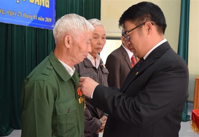 Đ/c Nguyễn Ngọc Phúc – TUV, Bí thư Huyện ủy trao Huy hiệu 50 năm tuổi Đảng cho các đảng viên lão thành