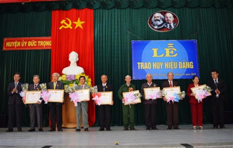 Các đồng chí lãnh đạo tỉnh Lâm Đồng, lãnh đạo huyện Đức Trọng trao Huy hiệu Đảng và tặng hoa chúc mừng các đảng viên