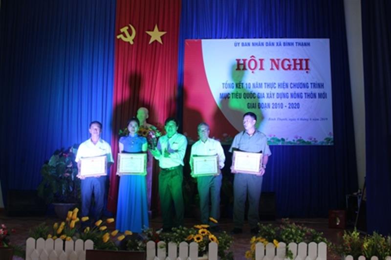 Đồng chí Võ Văn Phương - Phó Bí thư Huyện ủy, Chủ tịch UBND huyện trao Giấy khen cho đại diện các tập thể