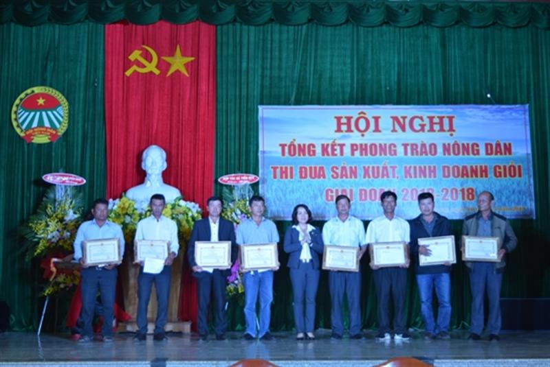 Đ/c Phạm Thị Thanh Thúy – HUV, Phó Chủ tịch UBND huyện trao Giấy khen của UBND huyện cho các cá nhân