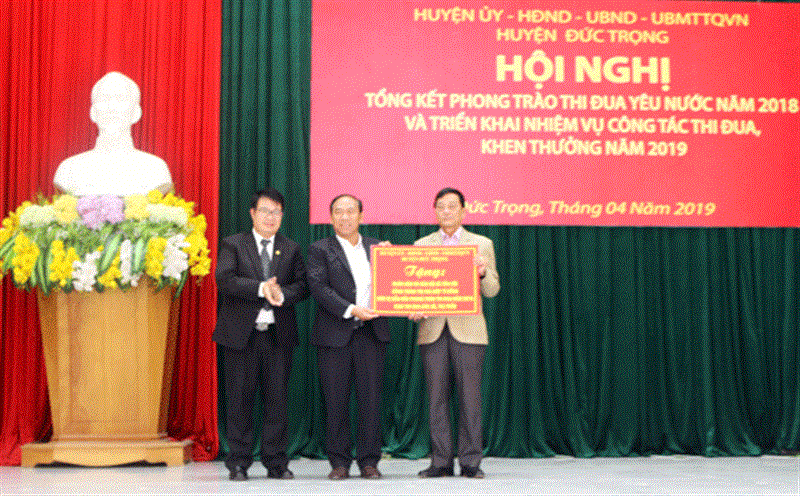 Tại lễ tổng kết phong trào thi đua yêu nước của huyện Đức Trọng vừa được tổ chức, xã Tân Hội được tặng công trình trị giá 1 tỷ đồng. Ảnh: N.Minh