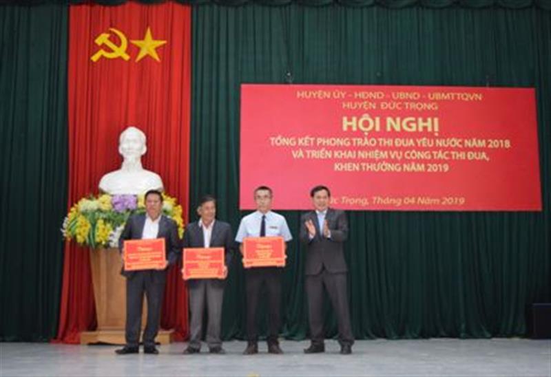 Đ/c Võ Văn Phương – Phó Bí thư Huyện uỷ, Chủ tịch UBND huyện trao tặng 20 triệu đồng cho các đơn vị dẫn đầu khối thi đua năm 2018