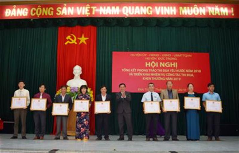 Đ/c Võ Văn Phương – Phó Bí thư Huyện uỷ, Chủ tịch UBND huyện trao tặng Danh hiệu lao động xuất sắc của UBND tỉnh  cho các tập thể
