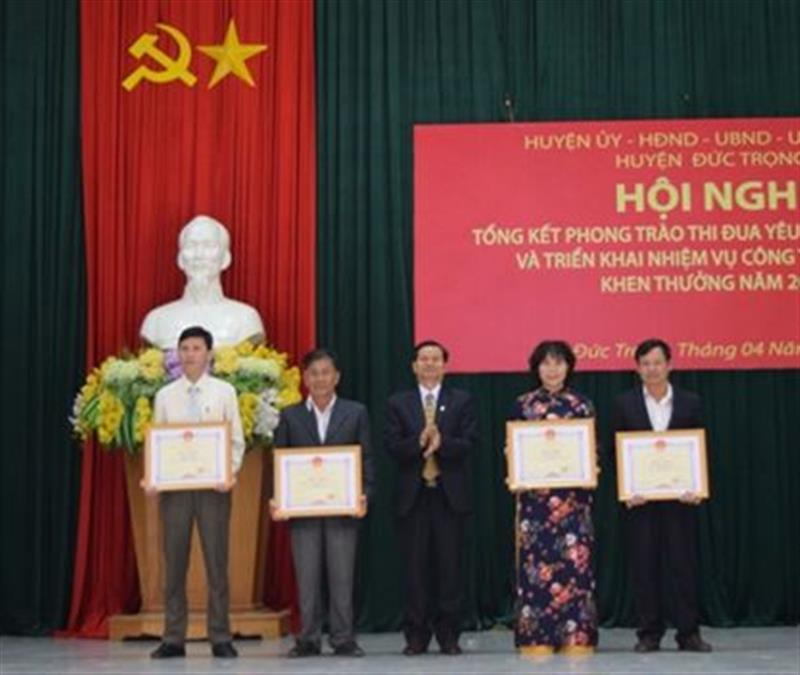Đ/c Nguyễn Quang Minh – UVBTVHU, Chủ tịch HĐND huyện trao tặng Bằng khen của UBND tỉnh cho đại diện các tập thể