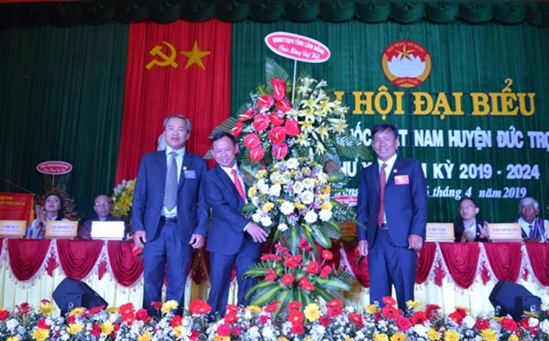 Đ/c Đường Anh Ngữ - Phó Chủ tịch UBMTTQVN tỉnh Lâm Đồng tặng hoa chúc mừng Đại hội