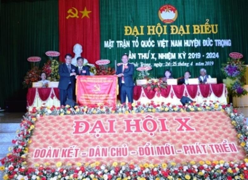Đ/c Nguyễn Ngọc Phúc – TUV, Bí thư Huyện ủy trao tặng Bức trướng chúc mừng Đại hội