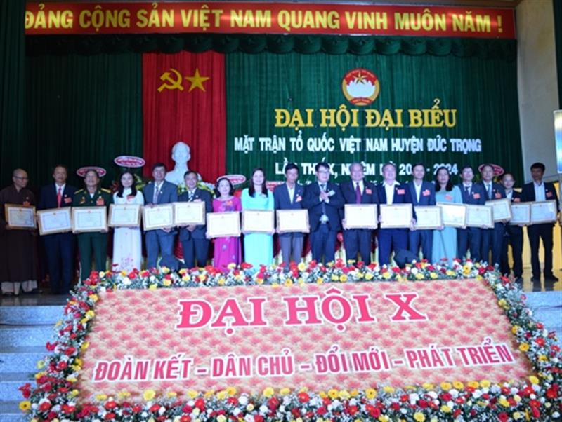 Đ/c Nguyễn Ngọc Phúc – TUV, Bí thư Huyện ủy trao Giấy khen của UBND huyện cho đại diện các tập thể