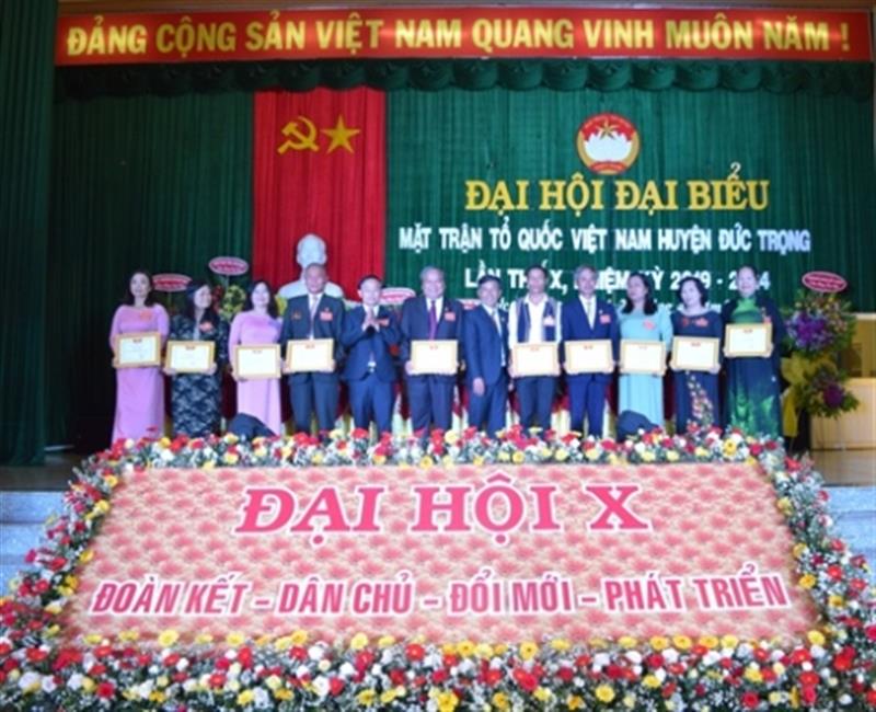 Đ/c Huỳnh Ngọc Phụng và đ/c Lê Tự Hùng– Phó Chủ tịch UBMTTQVN huyện trao Giấy khen cho các cá nhân